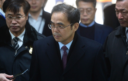 김종 영장실질심사       (서울=연합뉴스) 이진욱 기자 = '최순실 이권 지원' 의혹을 받고 있는 김종 전 문체부 2차관이 21일 오전 영장실질심사를 받기 위해 서초동 서울중앙지법으로 들어가고 있다. 2016.11.21      cityboy@yna.co.kr  (끝)